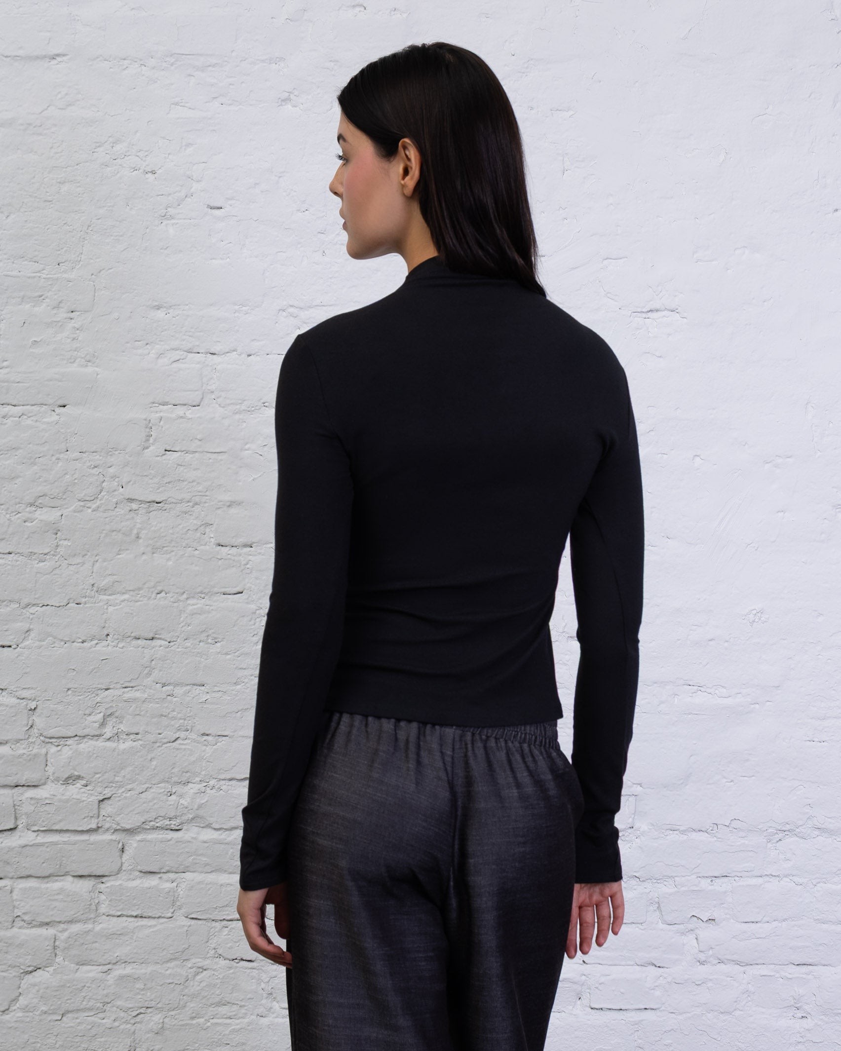 Asymmetrisches Langarmshirt mit Knöpfen