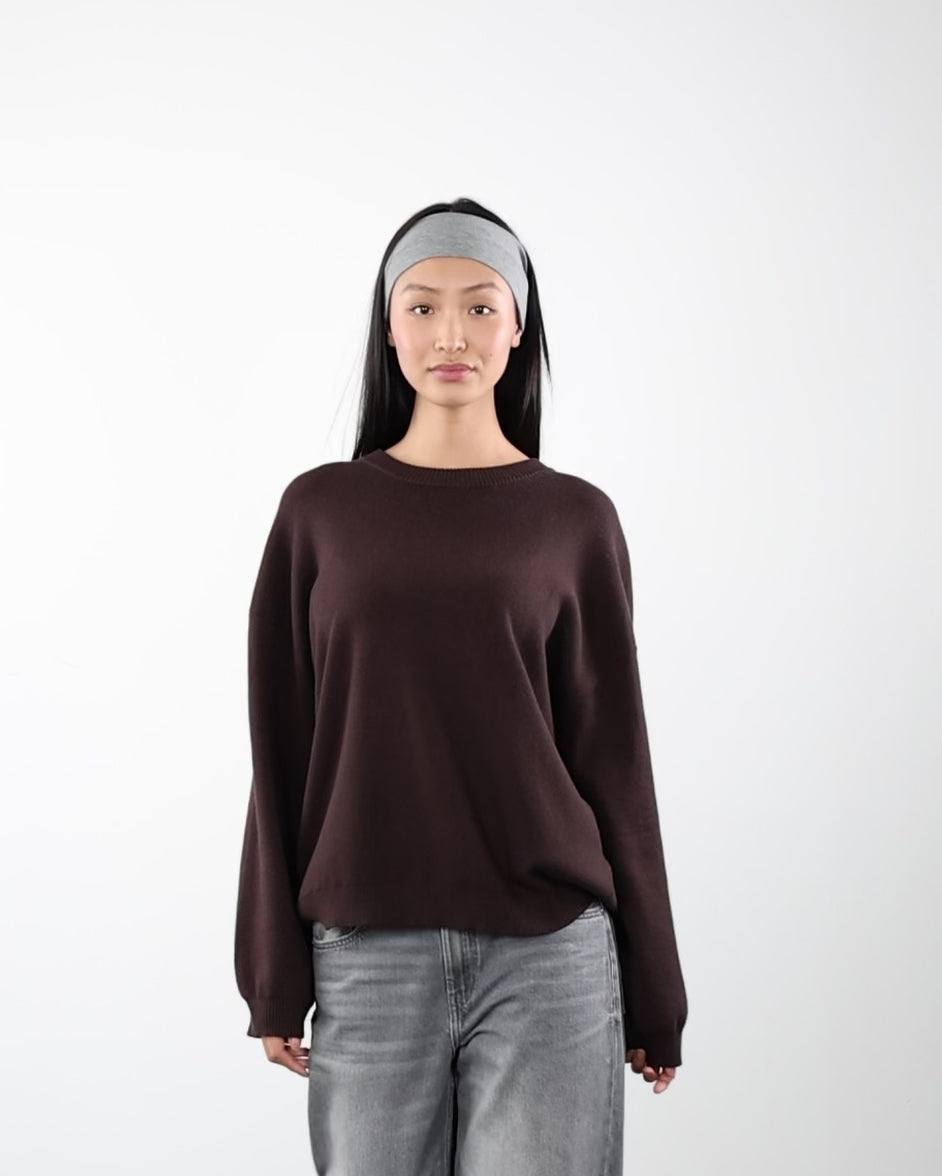 Klassischer Pullover mit Rundhalsausschnitt in Bewegung