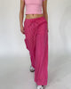 Model trägt eine pink gestreifte Baumwollhose zu einem rosa bauchfreien T-Shirt.