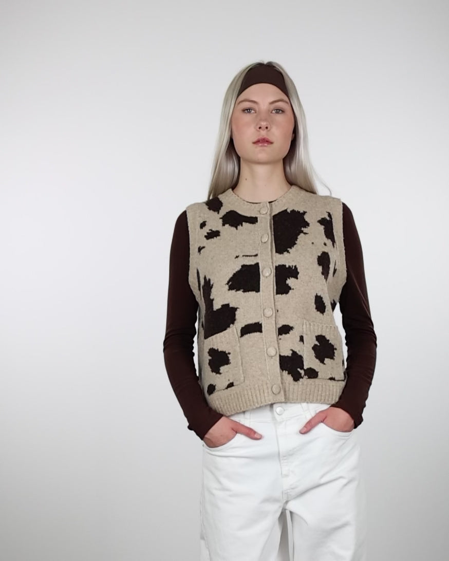 Weste mit Cow-Print in bewegung