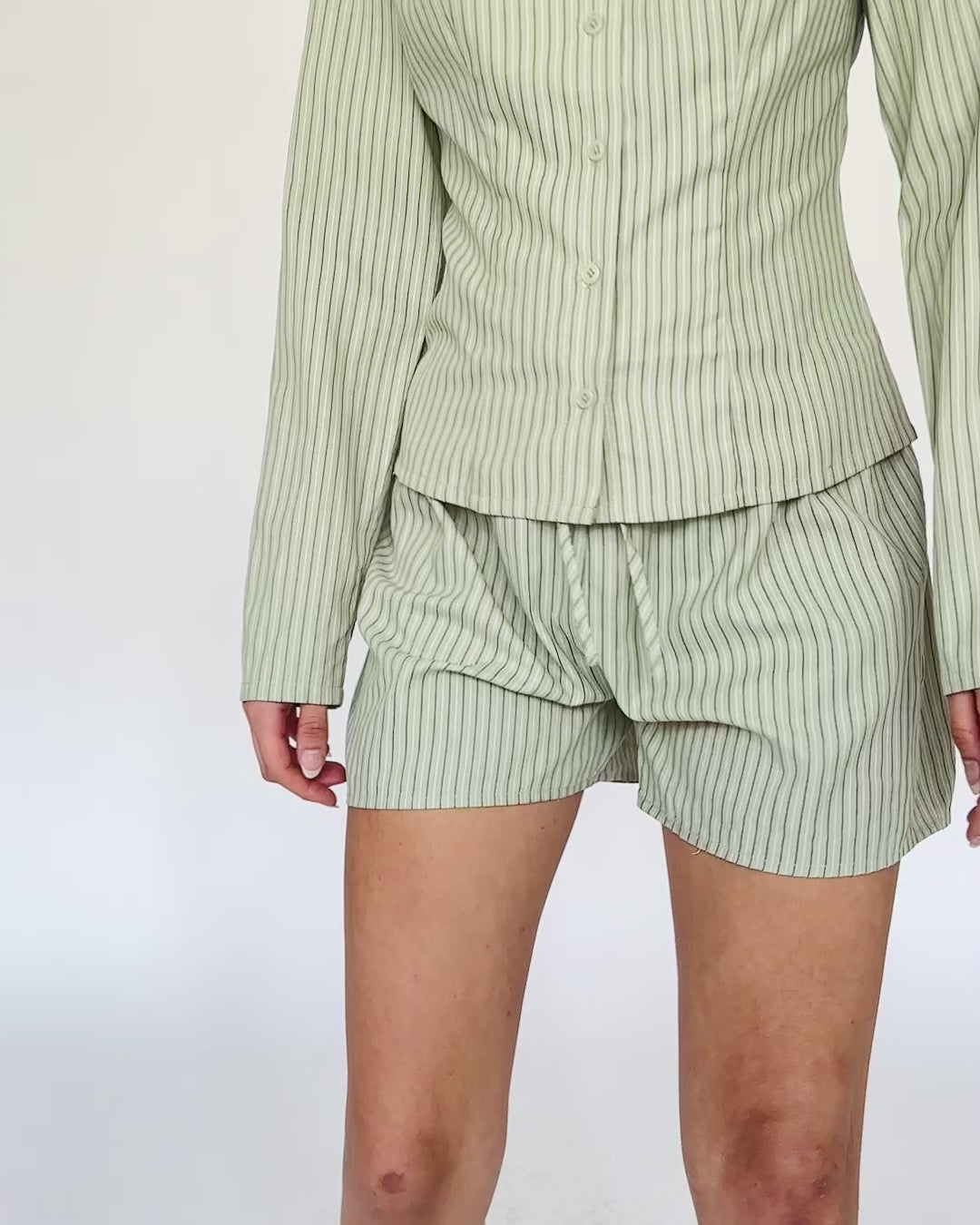 Gestreifte Shorts mit Bindebändern grün