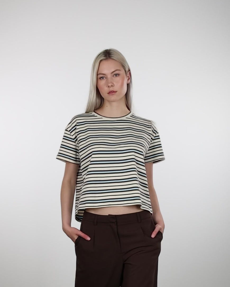 Lockeres T-Shirt mit Streifen im Laufen