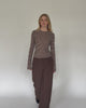 Gestreiftes Langarmshirt mit Rundhalsauschnitt in Bewegung