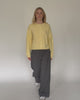 Strickjacke mit Rundhalsausschnitt in Bewegung