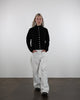 Strickjacke mit Stehkragen in Bewegung