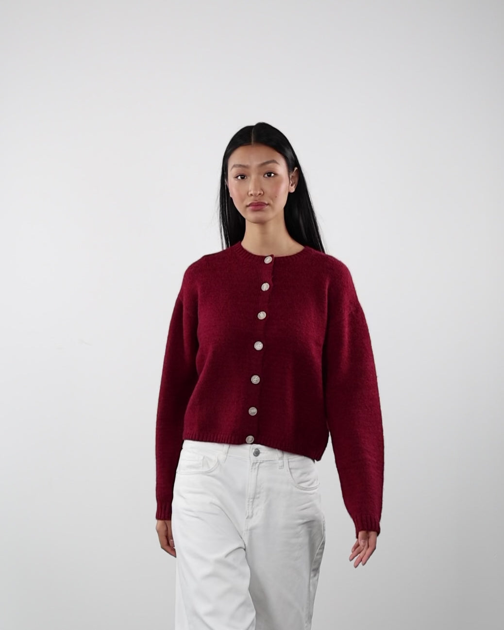 Strickjacke mit Rundhalsausschnitt in Bewegung