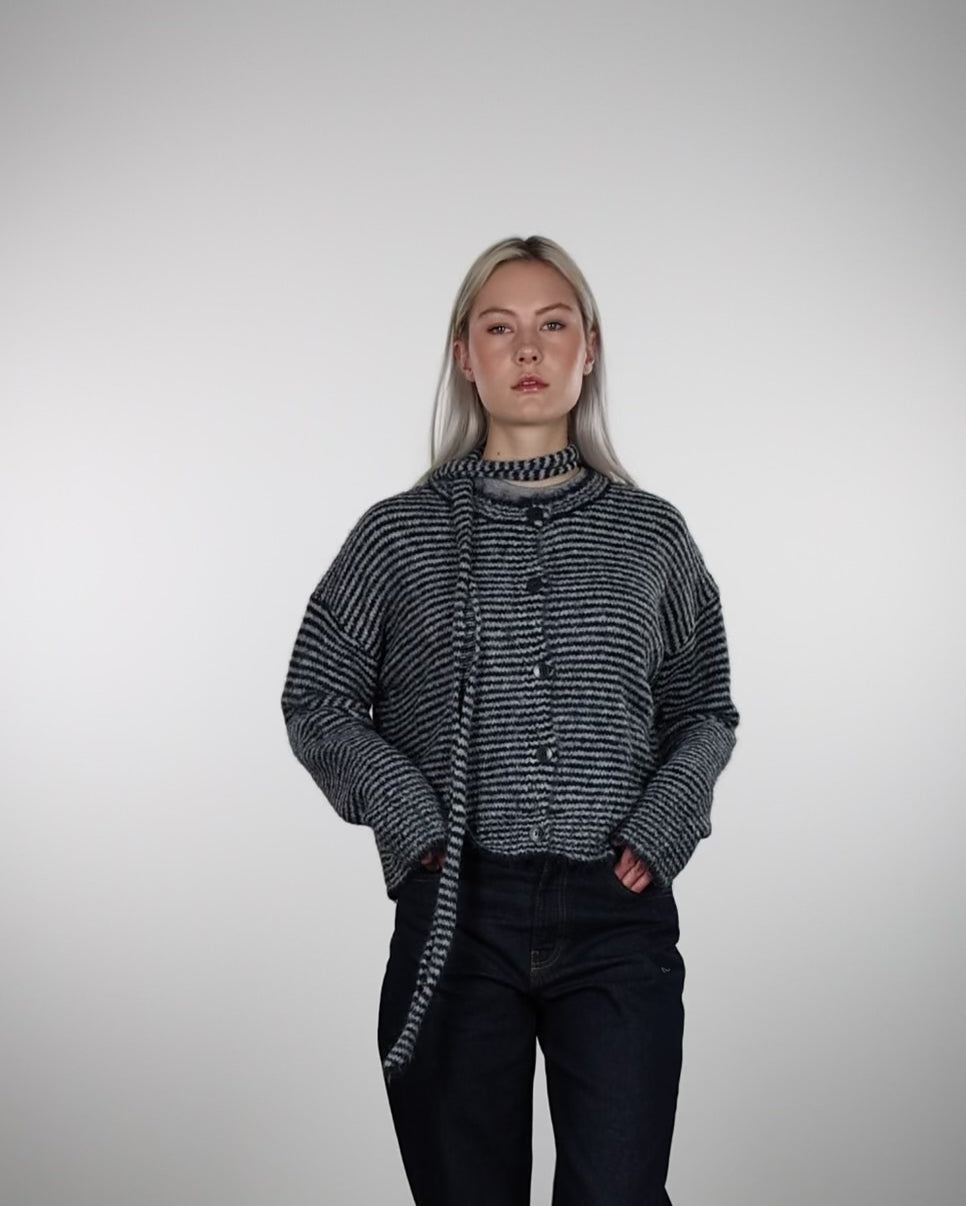 Gestreifte Strickjacke mit Schal Im Laufen