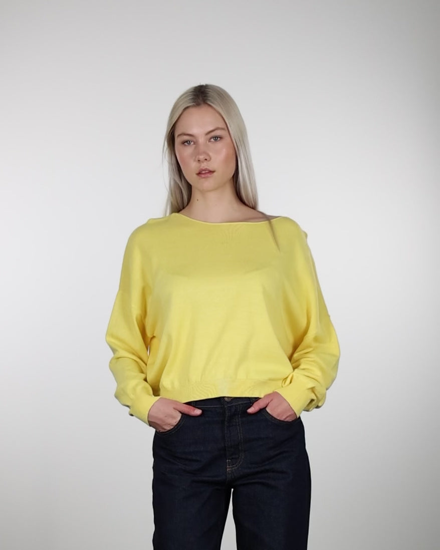 Pullover mit weitem U-Boot-Ausschnitt Im Laufen