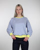 Gestreiftes Sweatshirt mit Farbakzenten im Laufen