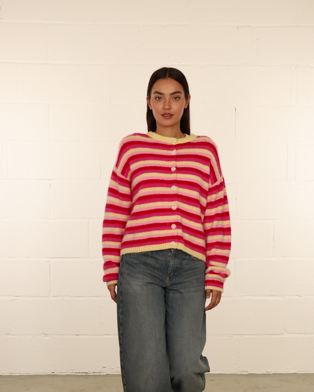 Gestreifte Strickjacke mit Rundhalsausschnitt