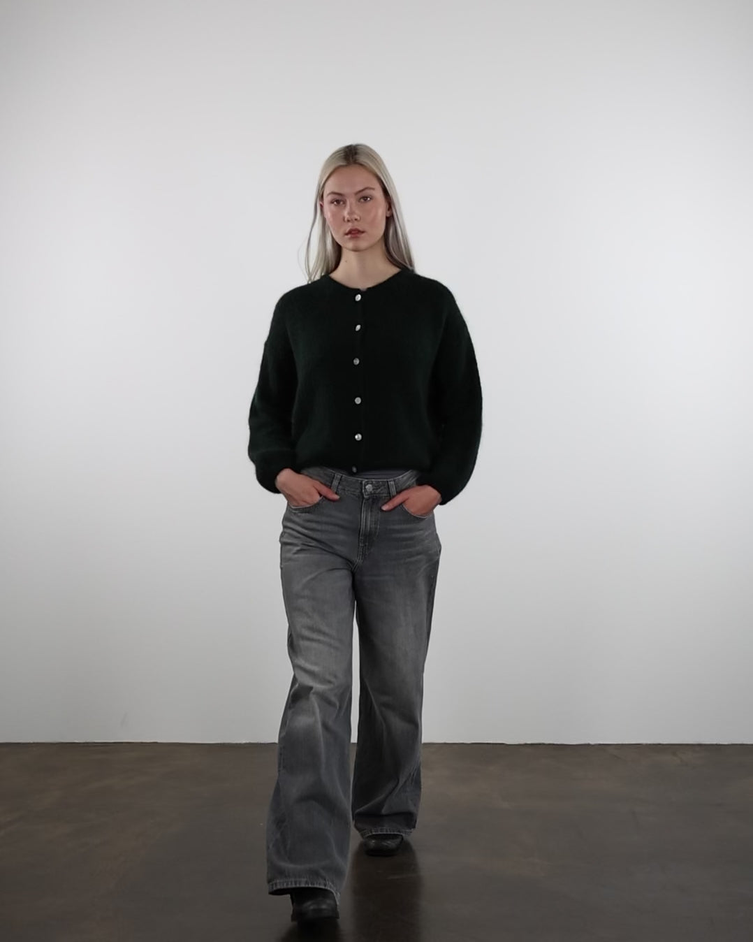 Weiche einfarbige Strickjacke im Laufen