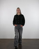 Weiche einfarbige Strickjacke im Laufen