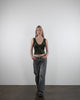 V-Neck Top mit Blumenprint aus Samt in Bewegung
