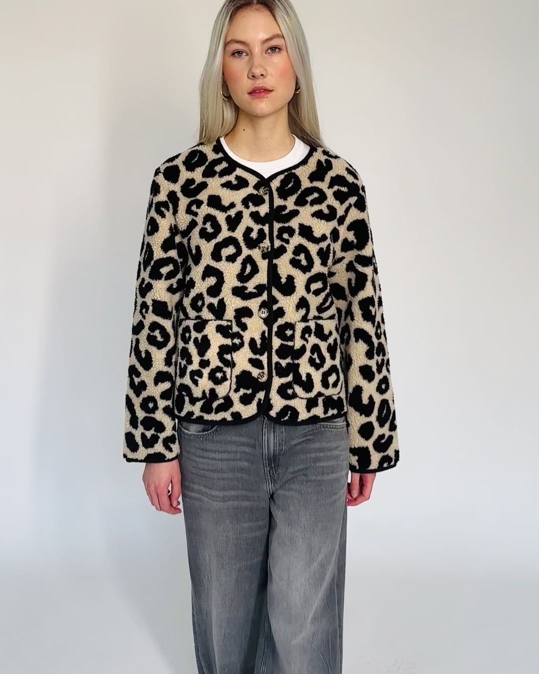 Teddyjacke mit Leoprint