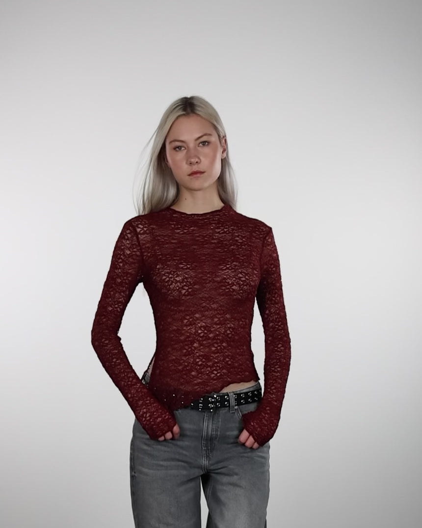 Asymmetrisches Spitzenlangarmshirt im Laufen