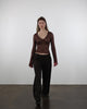 Elegantes Spitzenlangarmshirt in Bewegung