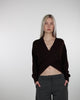 Wickelpullover mit V-Ausschnitt in Bewegung