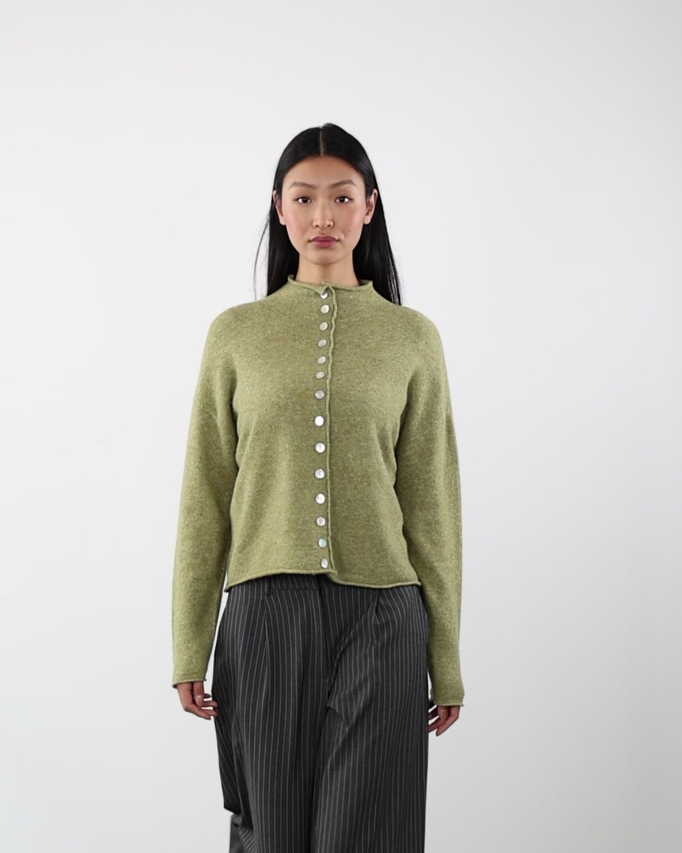 Strickjacke mit Stehkragen im Video