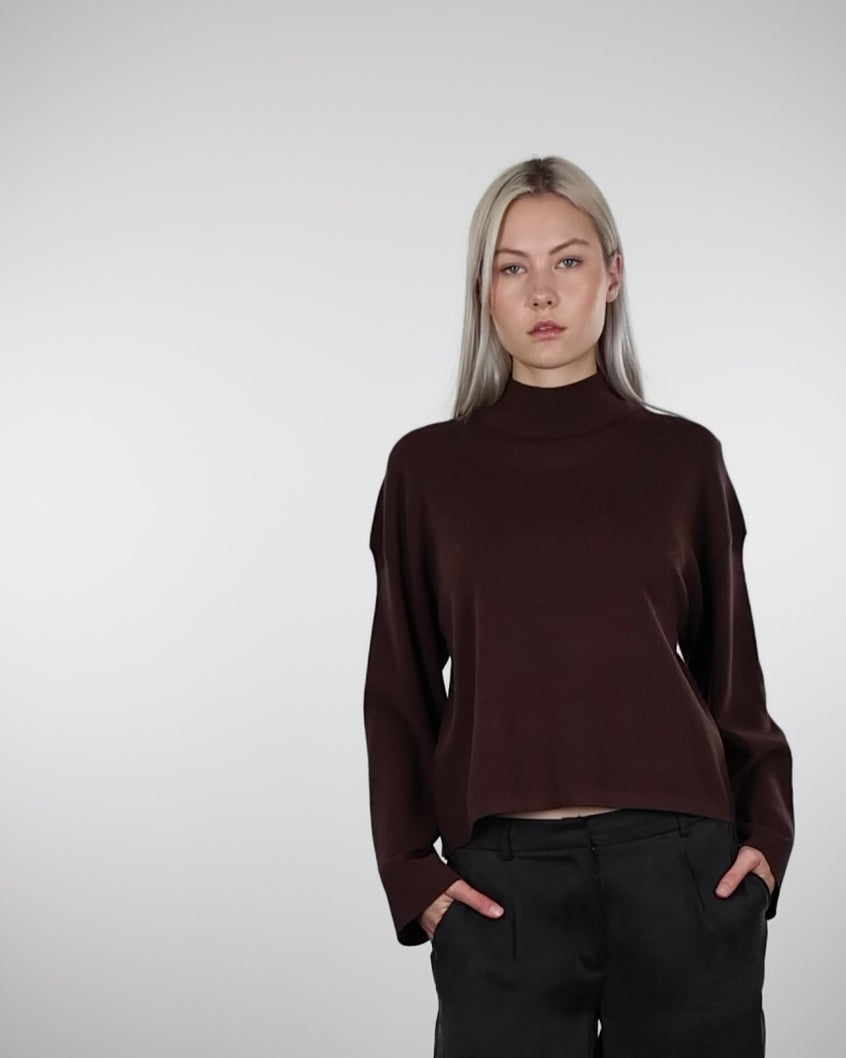 Weicher Pullover mit Stehkragen im Laufen