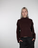 Weicher Pullover mit Stehkragen im Laufen