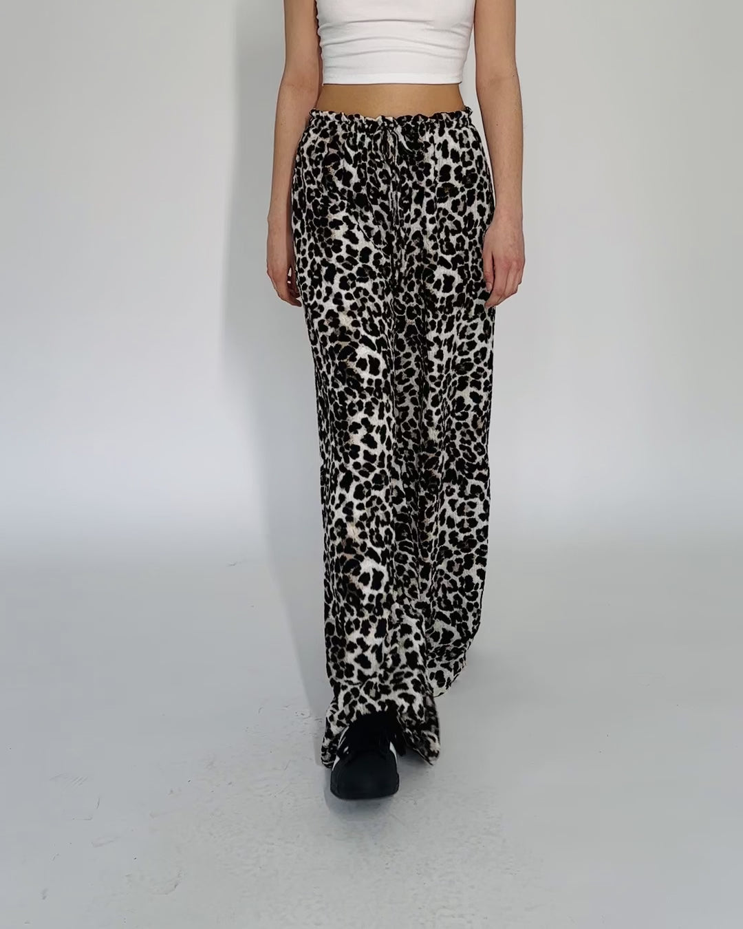 Weite Hose mit leoprint