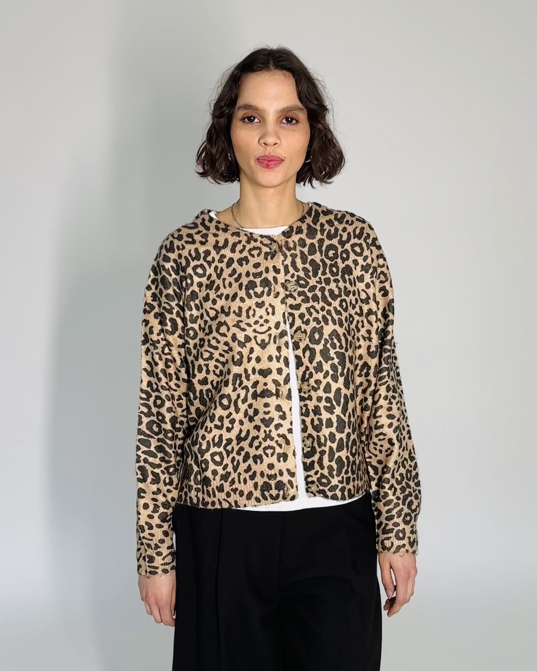 Lockere Strickjacke mit Leoprint