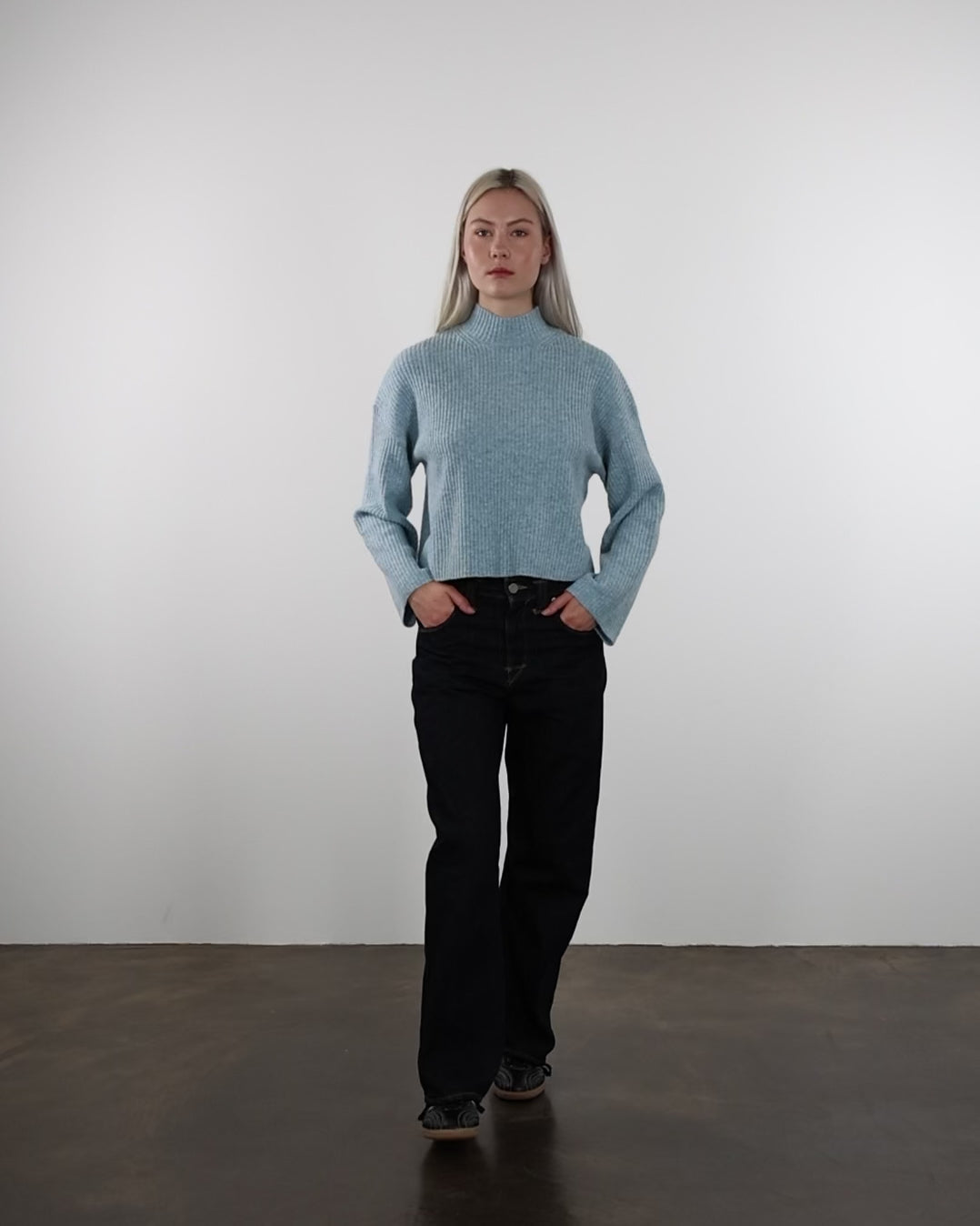 Gerippter Pullover mit Stehkragen im Laufen