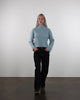 Gerippter Pullover mit Stehkragen im Laufen