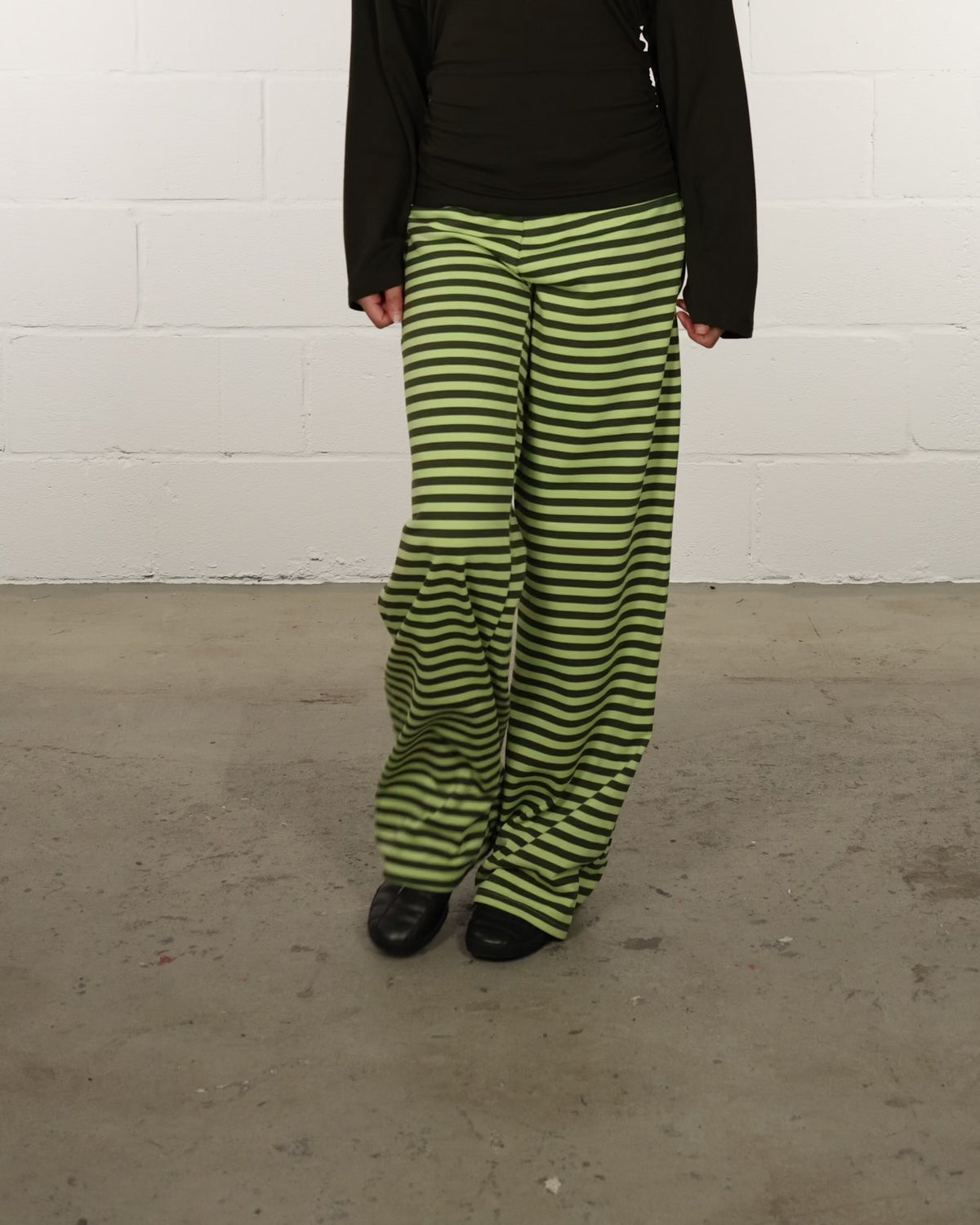 Elastische Hose mit Streifen