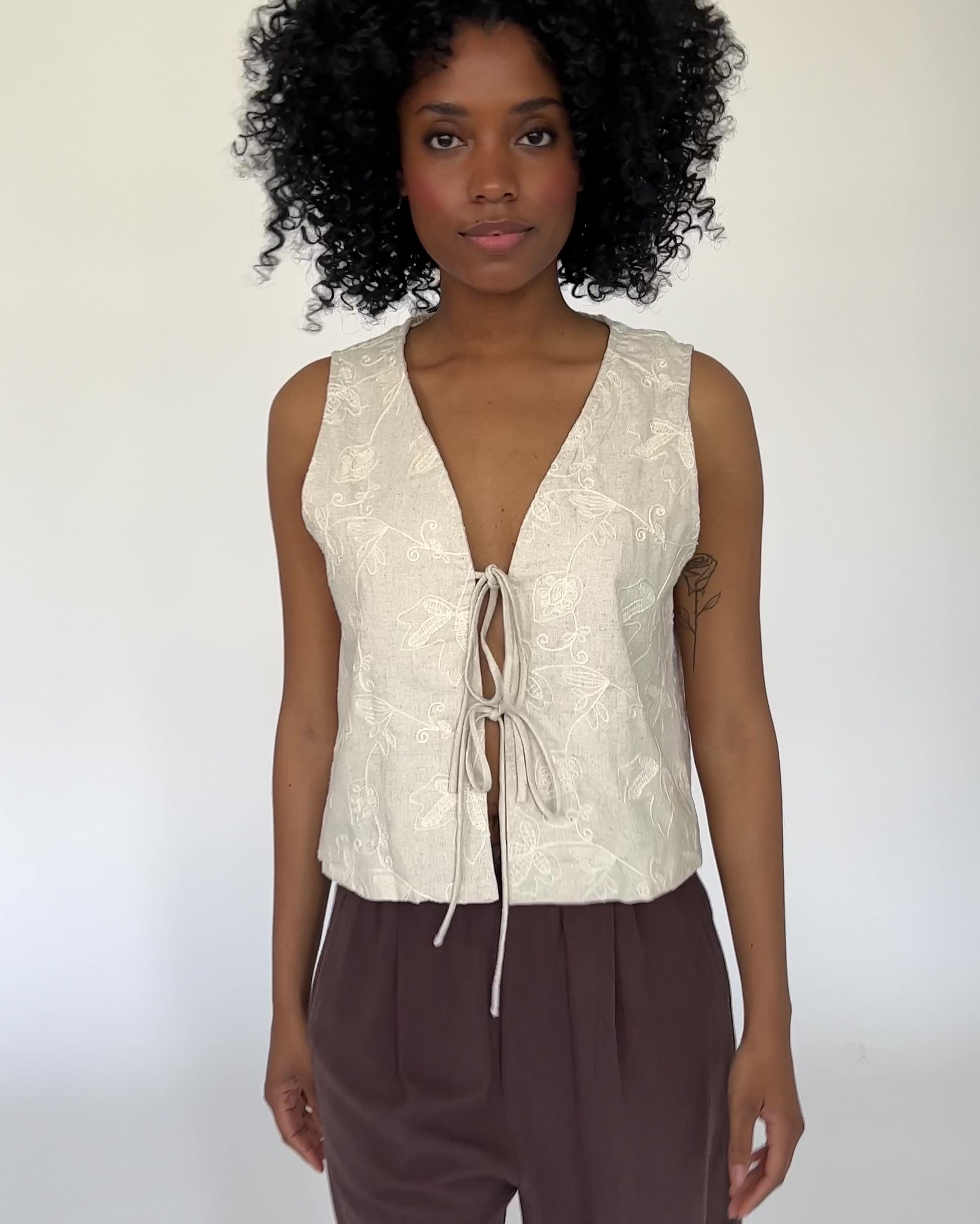 Weste mit floralem Stickmuster