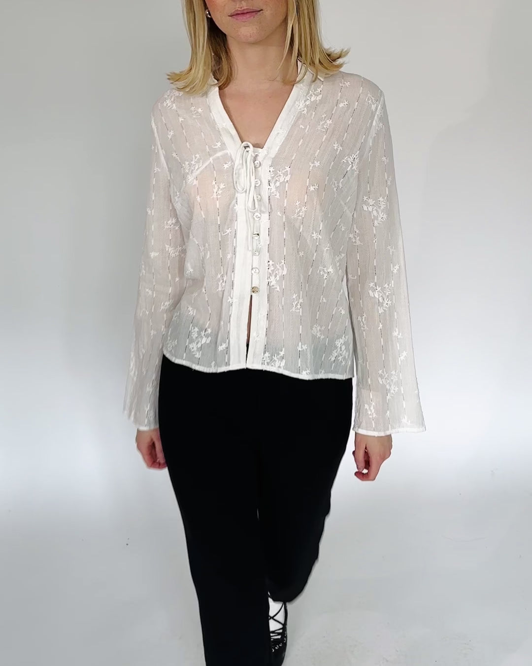 Bluse mit Blumenstickerei weiß
