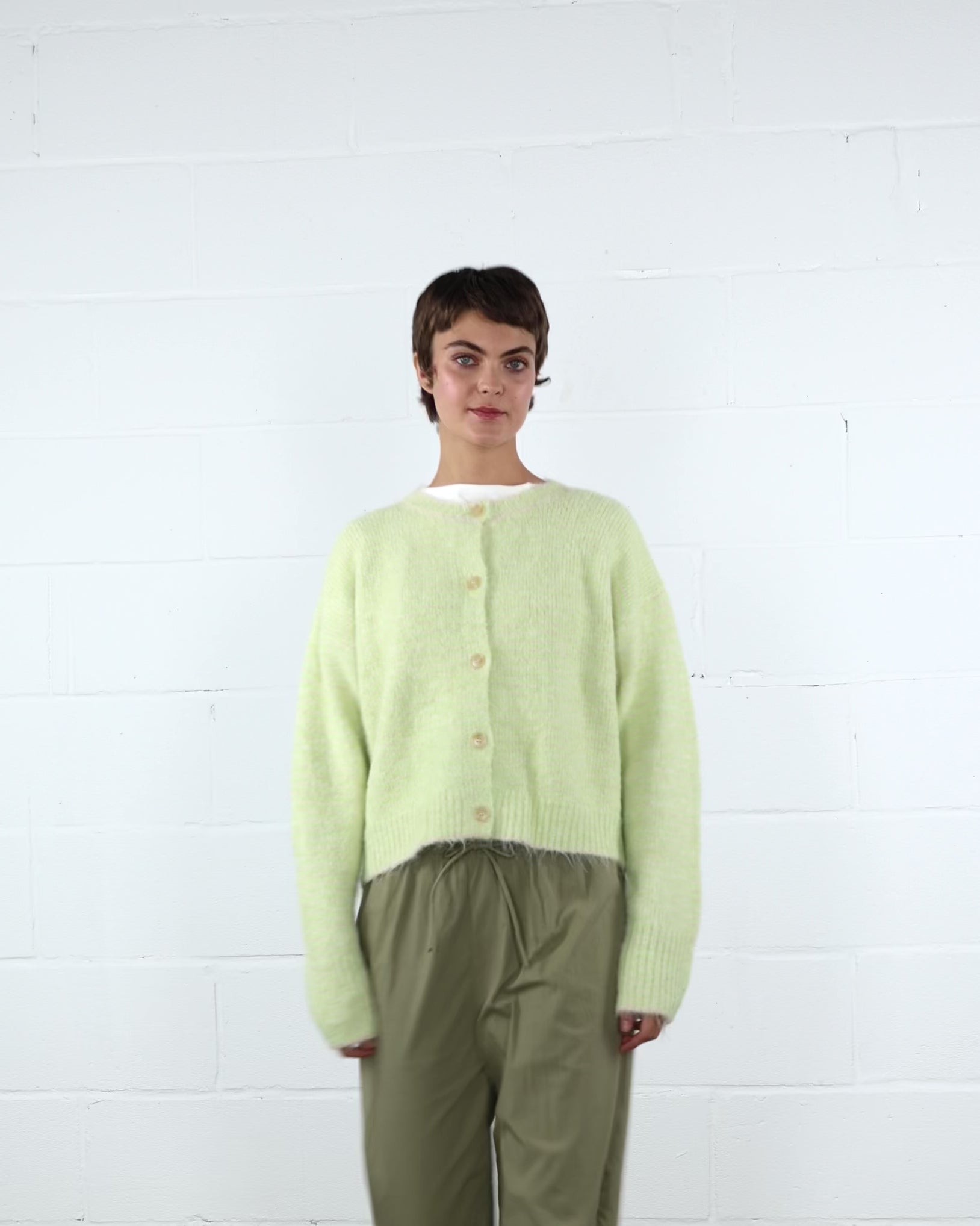 Strickjacke mit dünnen Streifen