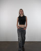 Kurzes Top mit Samtdetails in Bewegung
