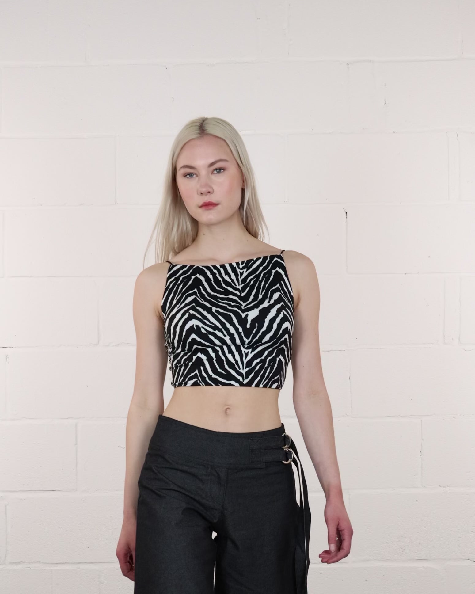 Basic Top mit tiefem Rückenausschnitt mit Zebraprint