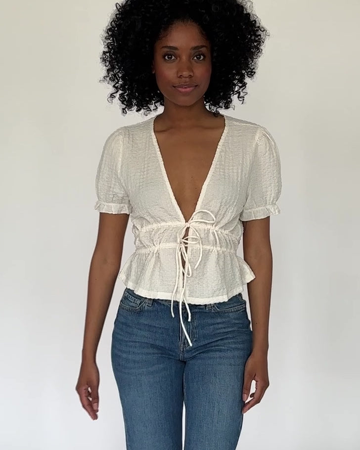 Kurze Bluse mit Schleifen
