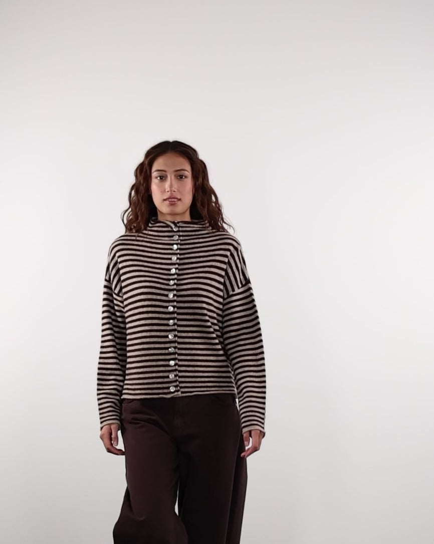Gestreifte Strickjacke mit Stehkragen