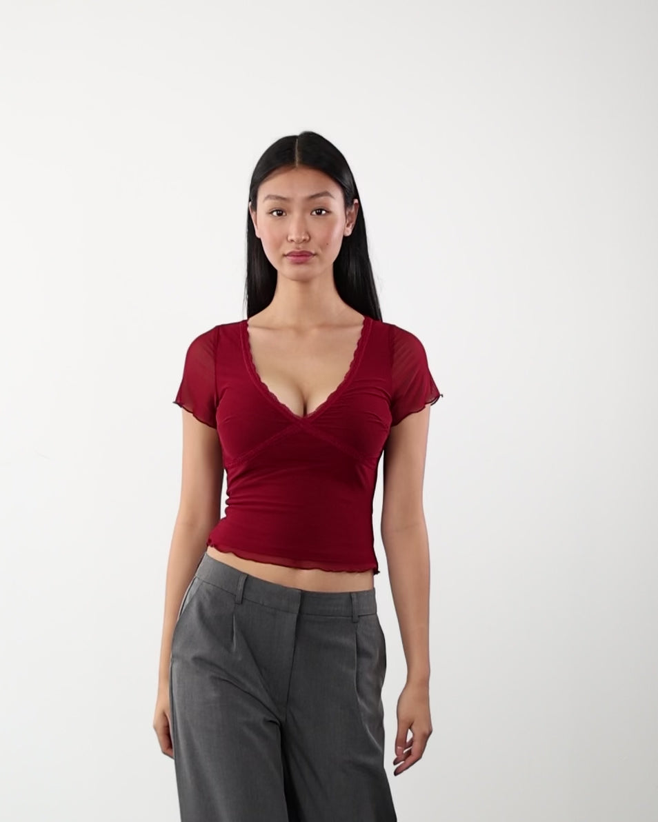 Mesh Shirt mit Spitzendetails in Bewegung