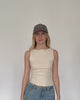 Cap mit "Broke" Print in Bewegung