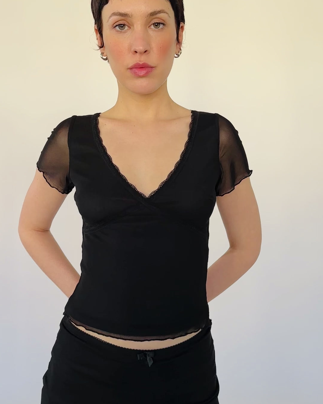 Schwarzes Mesh Shirt mit Spitzendetails und V Ausschnitt
