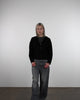 Gestreifte Strickjacke mit Kapuze in Bewegung