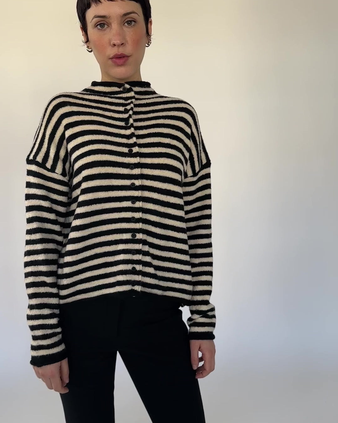 Weite gestreifte Strickjacke