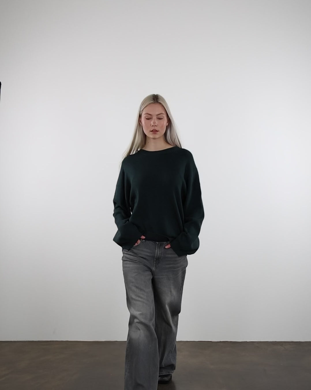 Klassischer Pullover mit Rundhalsausschnitt im Laufen