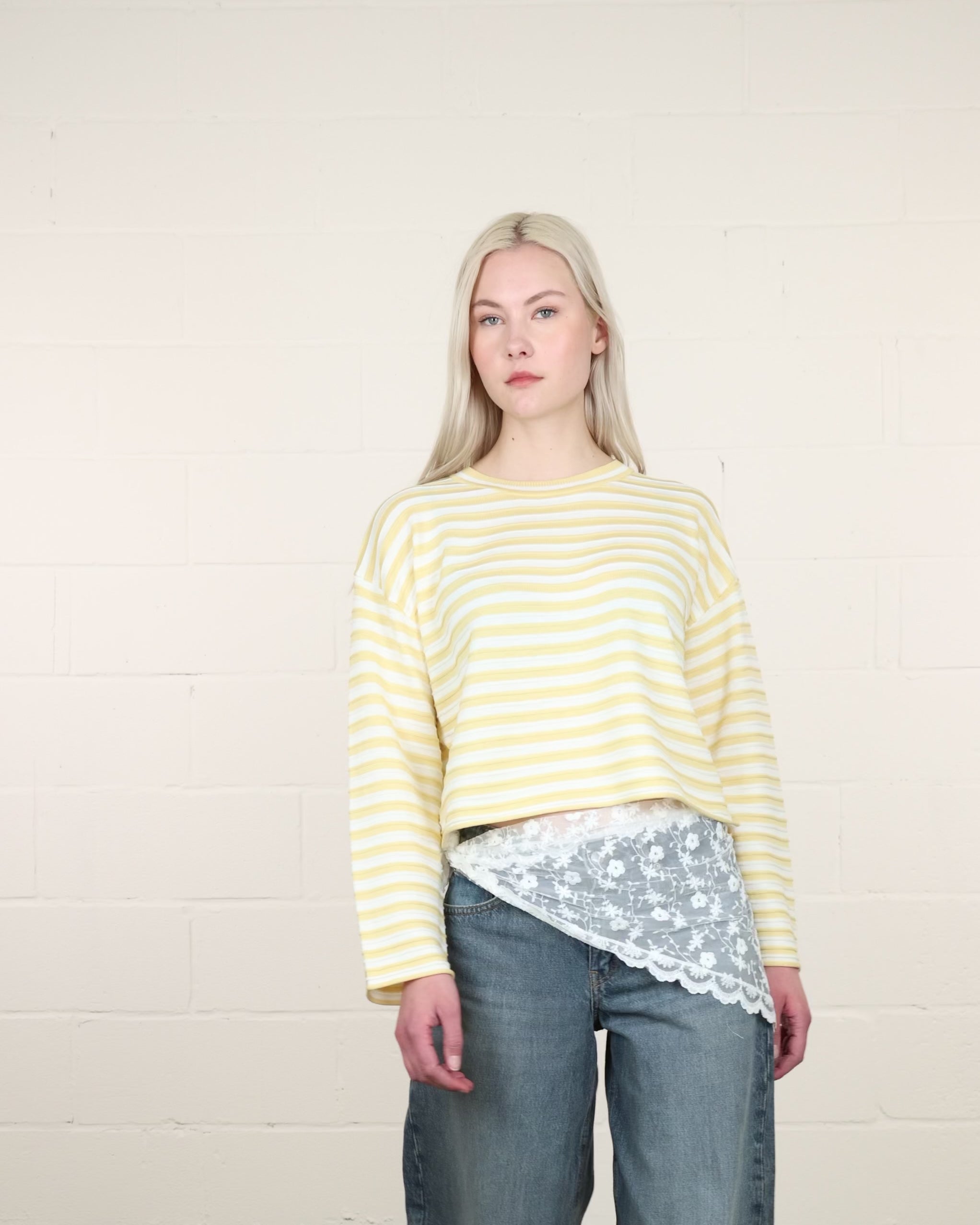 Pullover mit gelb weißen Streifen