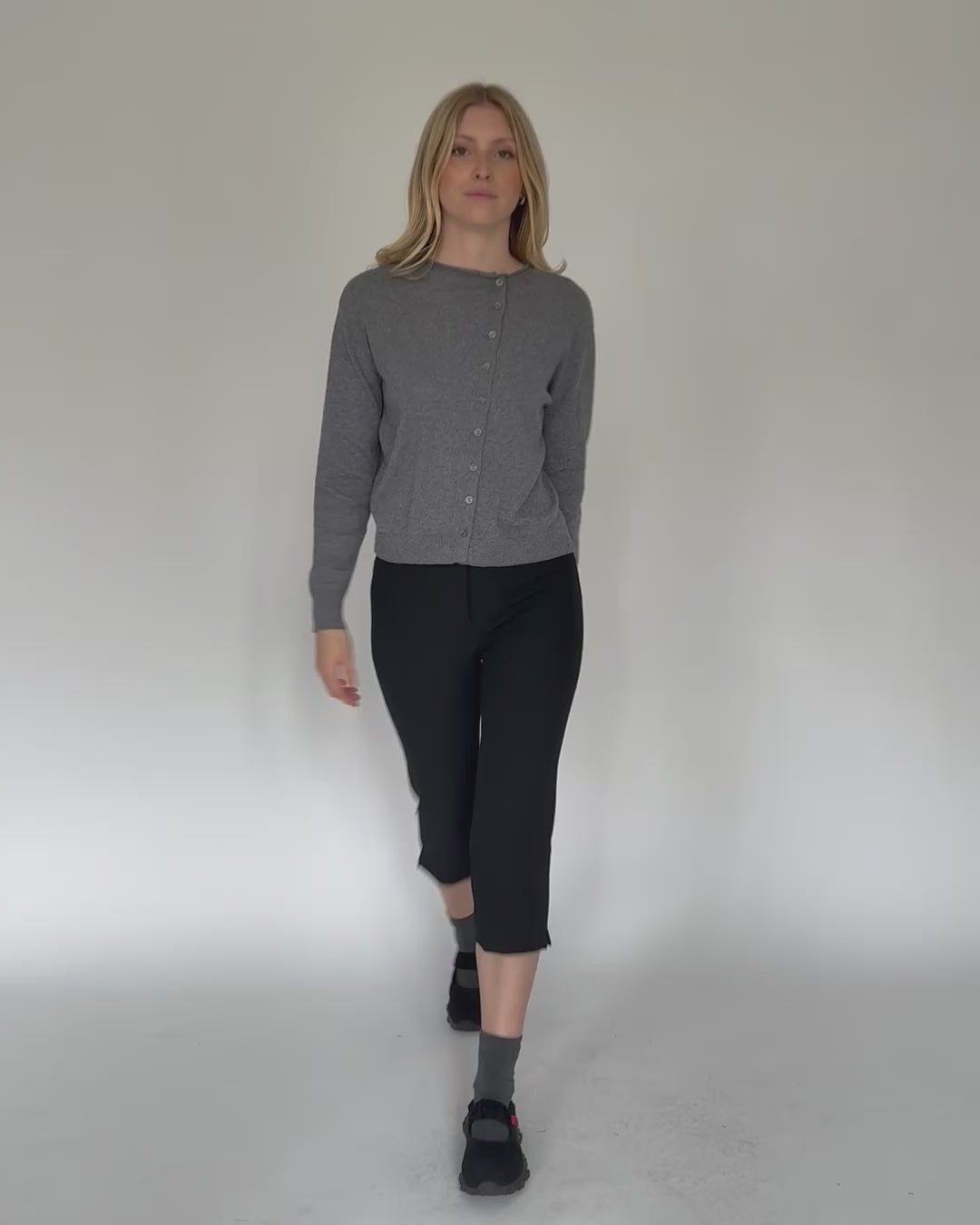 Strickjacke mit asymmetrischer Knopfleiste in Bewegung