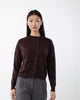 Strickjacke mit asymmetrischer Knopfleiste in Bewegung