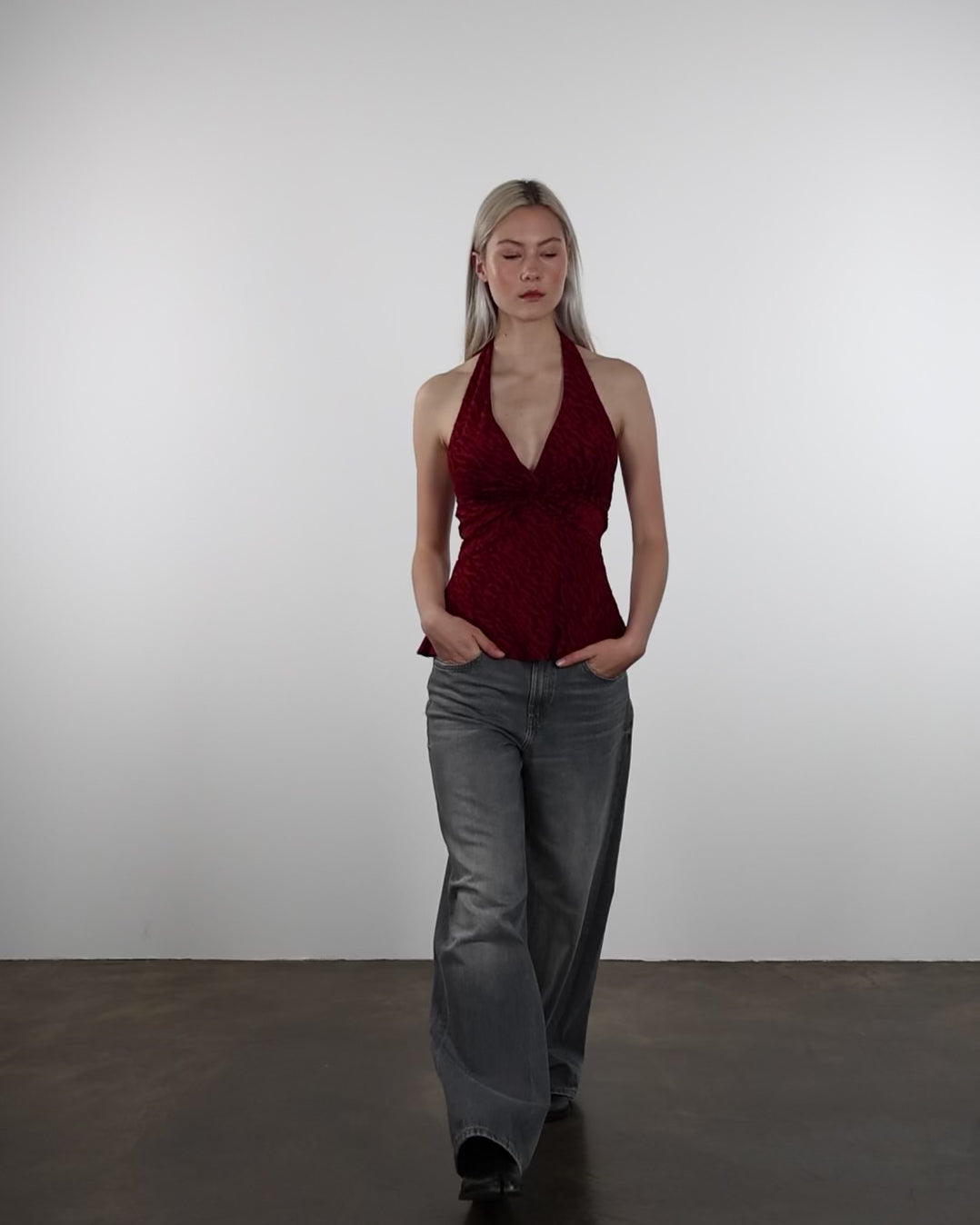 Neckholder-Top mit Strukturmuster in Bewegung