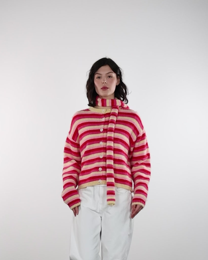 Gestreifte Strickjacke mit Rundhalsausschnitt