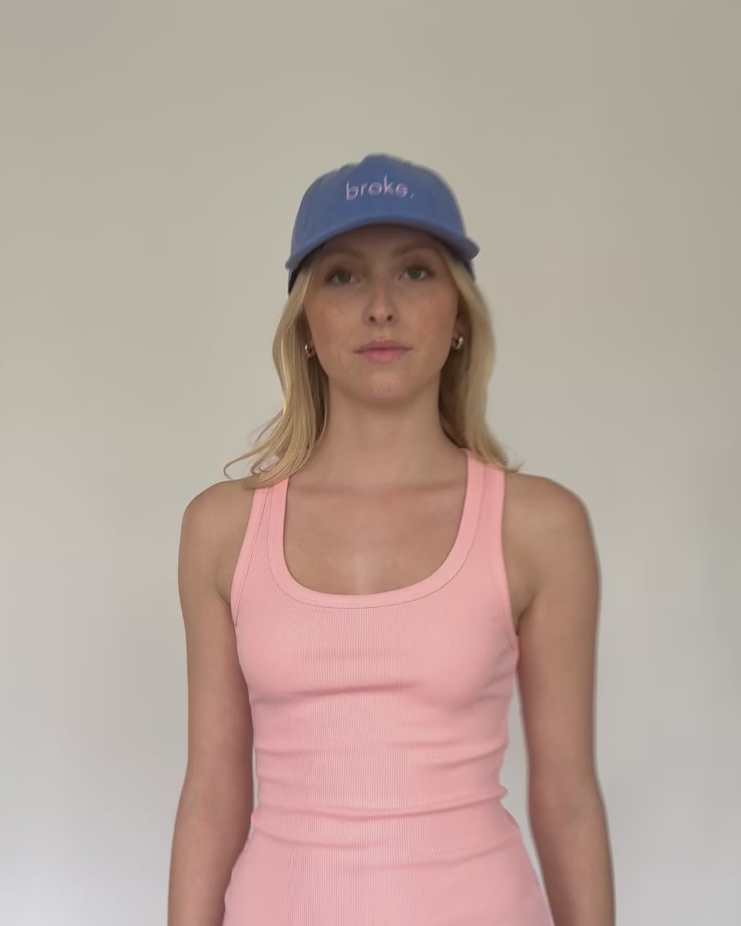 Cap mit "Broke" Print in Bewegung