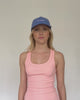 Cap mit "Broke" Print in Bewegung