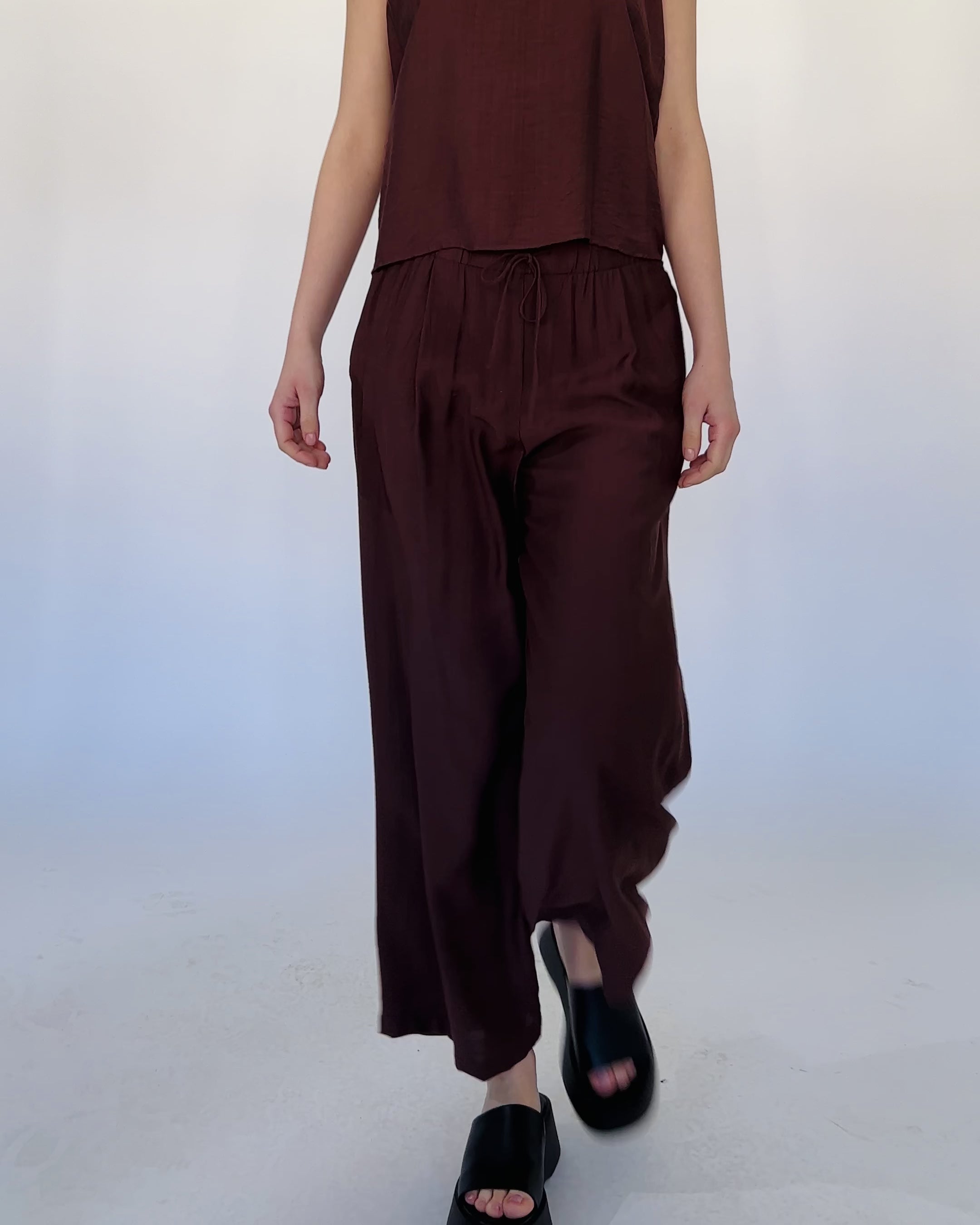 Lockere Stoffhose mit weitem Bein braun